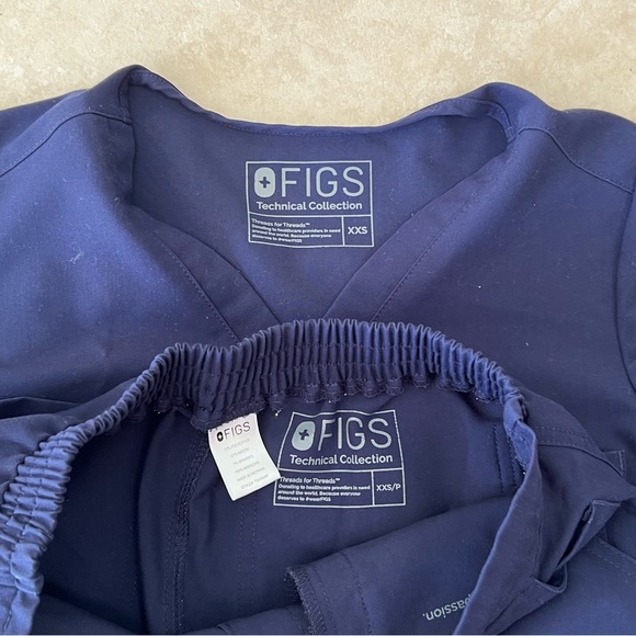 Catarina™ One-Pocket Scrub Top XXS and Yola™ Skinny Scrub Pants XXS PETITE - Picture 2 of 2